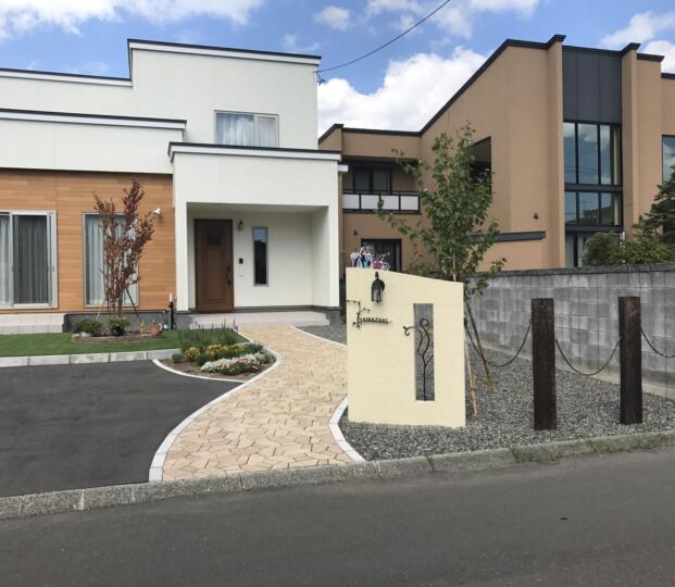 玄関アプローチをおしゃれにする！デザイン、素材、費用、DIYの全て