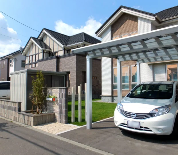 苫小牧の気候に合う外構選び：駐車場は砂利とコンクリートどちらが良い？費用と耐久性を比較